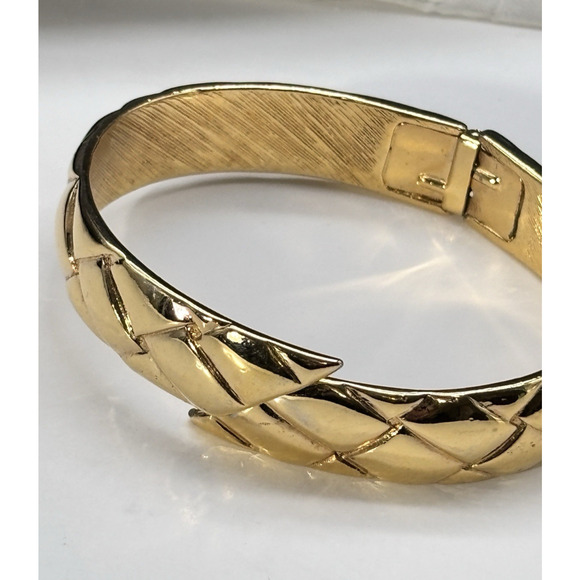 Vintage Monet Gold Tone Textured Hinged Bangle Bracelet Shiny Excellent - Picture 1 of 16